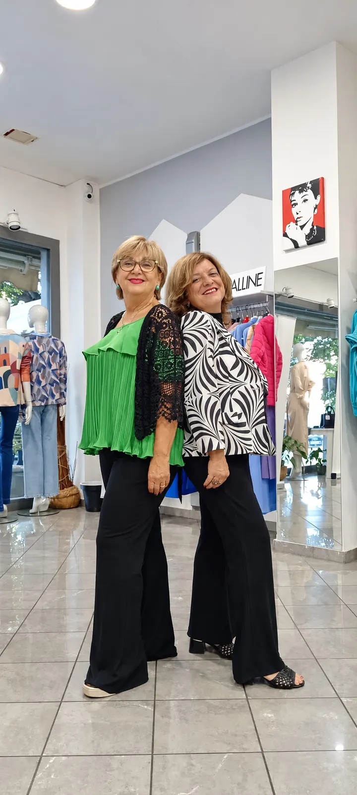 Due clienti in boutique durante la scelta dei capi