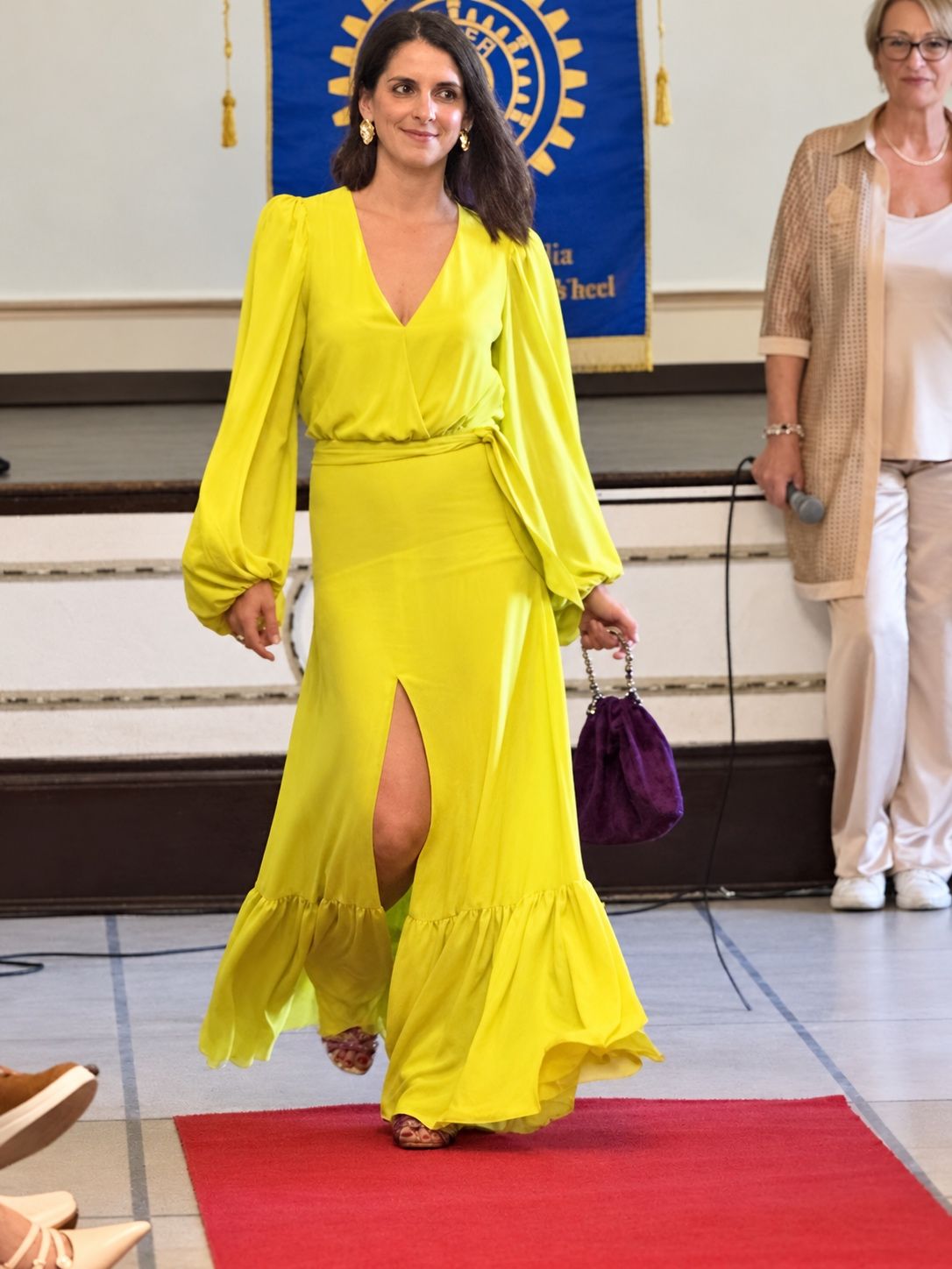Sfilata con un abito lungo giallo