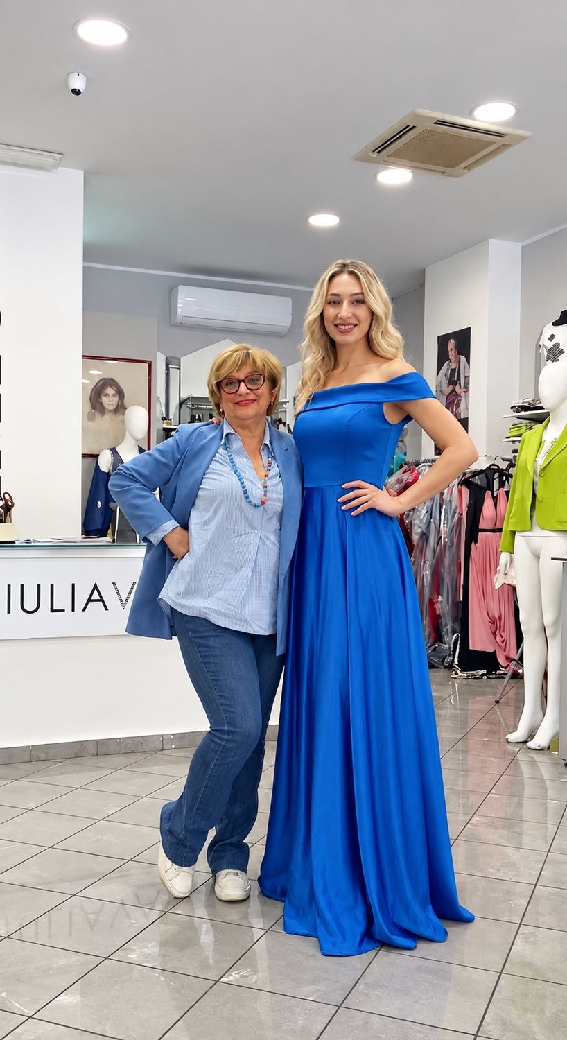 Due clienti in boutique, una con un abito lungo blu