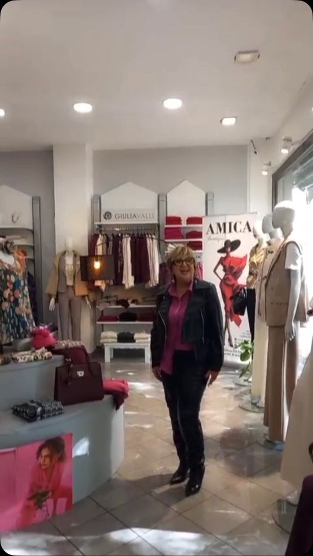 La boutique Amica a Palermo, con il roll-up del negozio