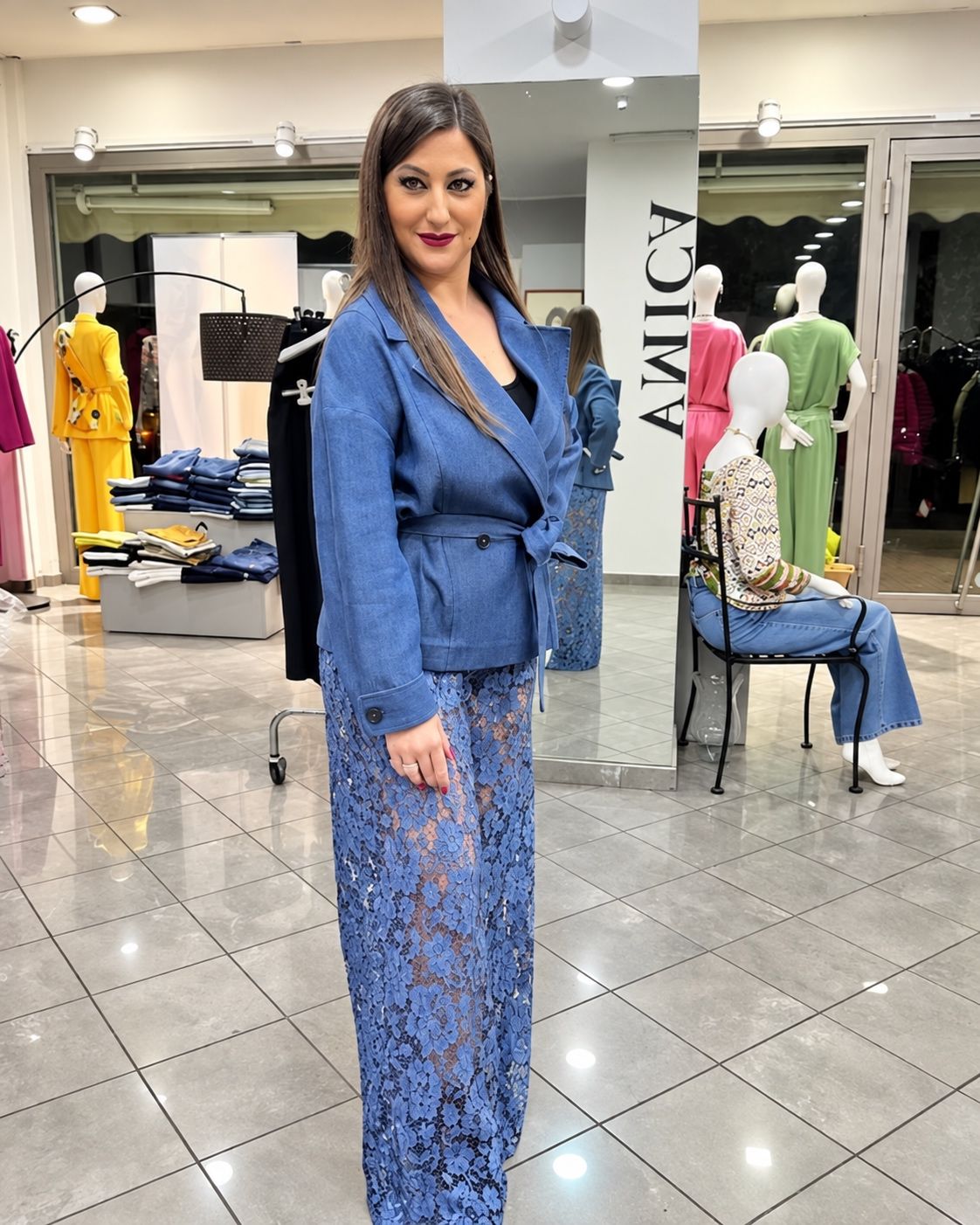 Cliente con un completo in jeans e pizzo