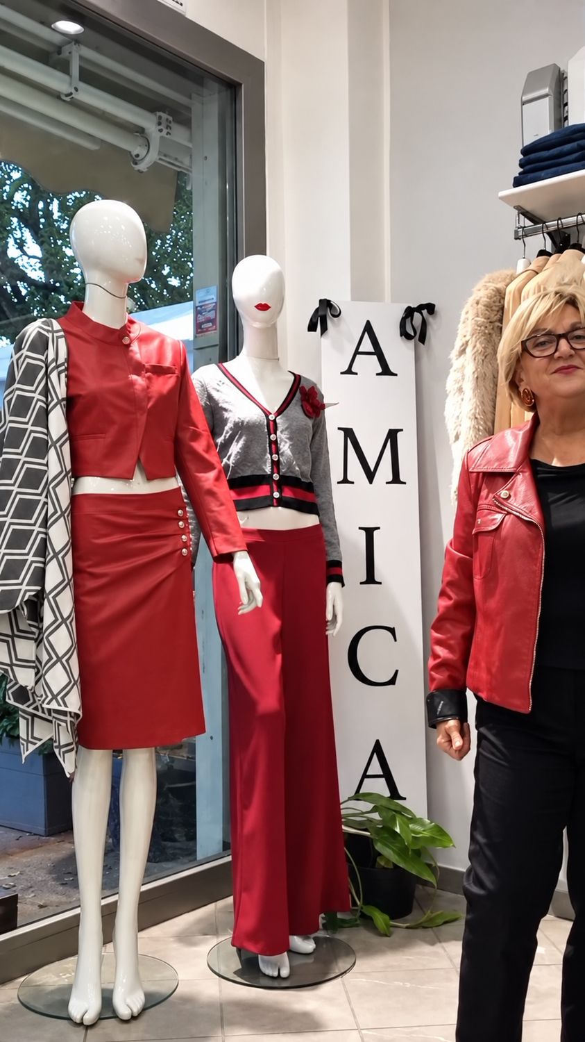 Capi rossi sui manichini di Amica Boutique