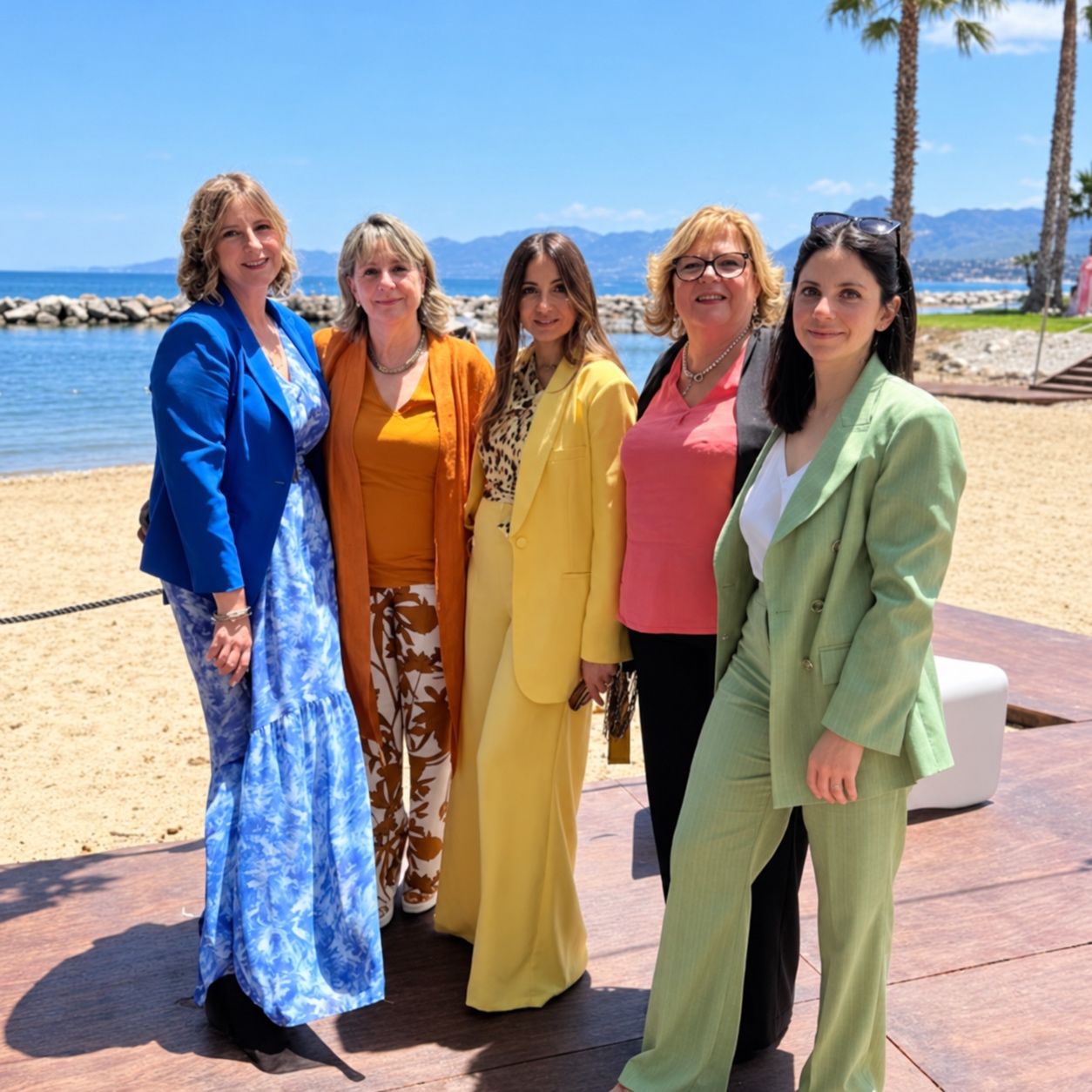 Clienti di Amica Boutique al mare, con i capi della collezione