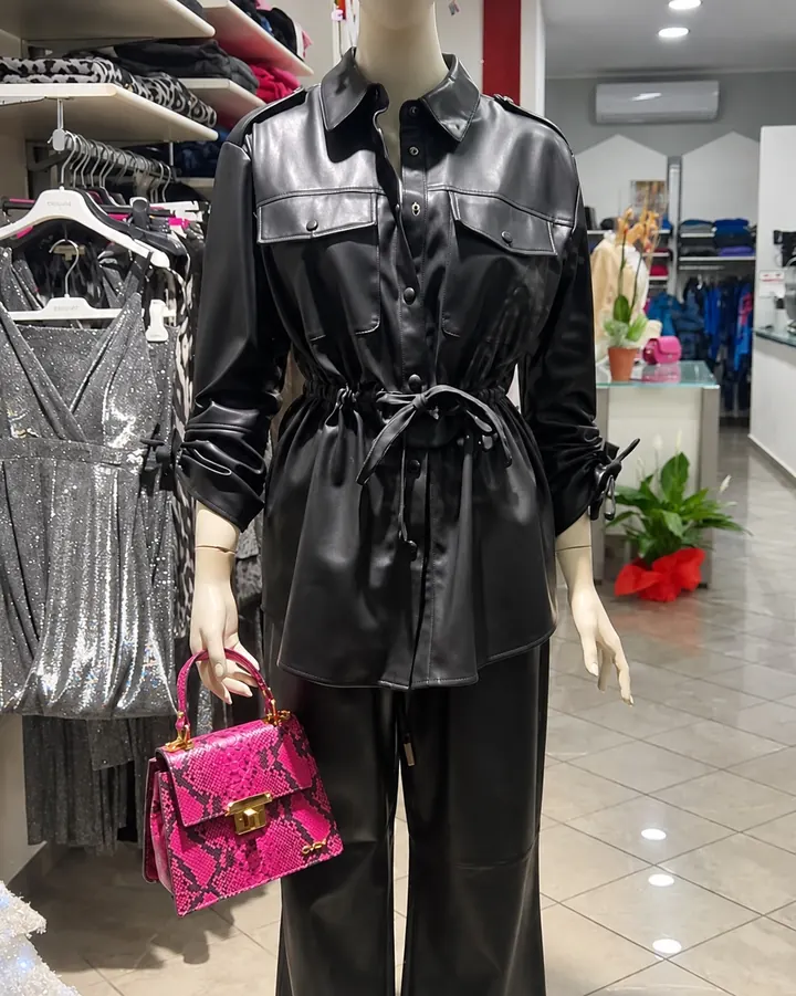 Completo in pelle ecologica nera su un manichino della boutique