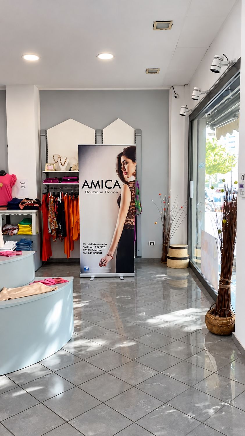 L’interno di Amica Boutique