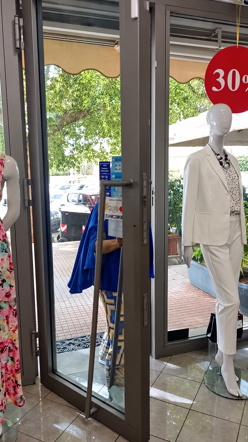 L’ingresso di Amica Boutique con un manichino in vetrina