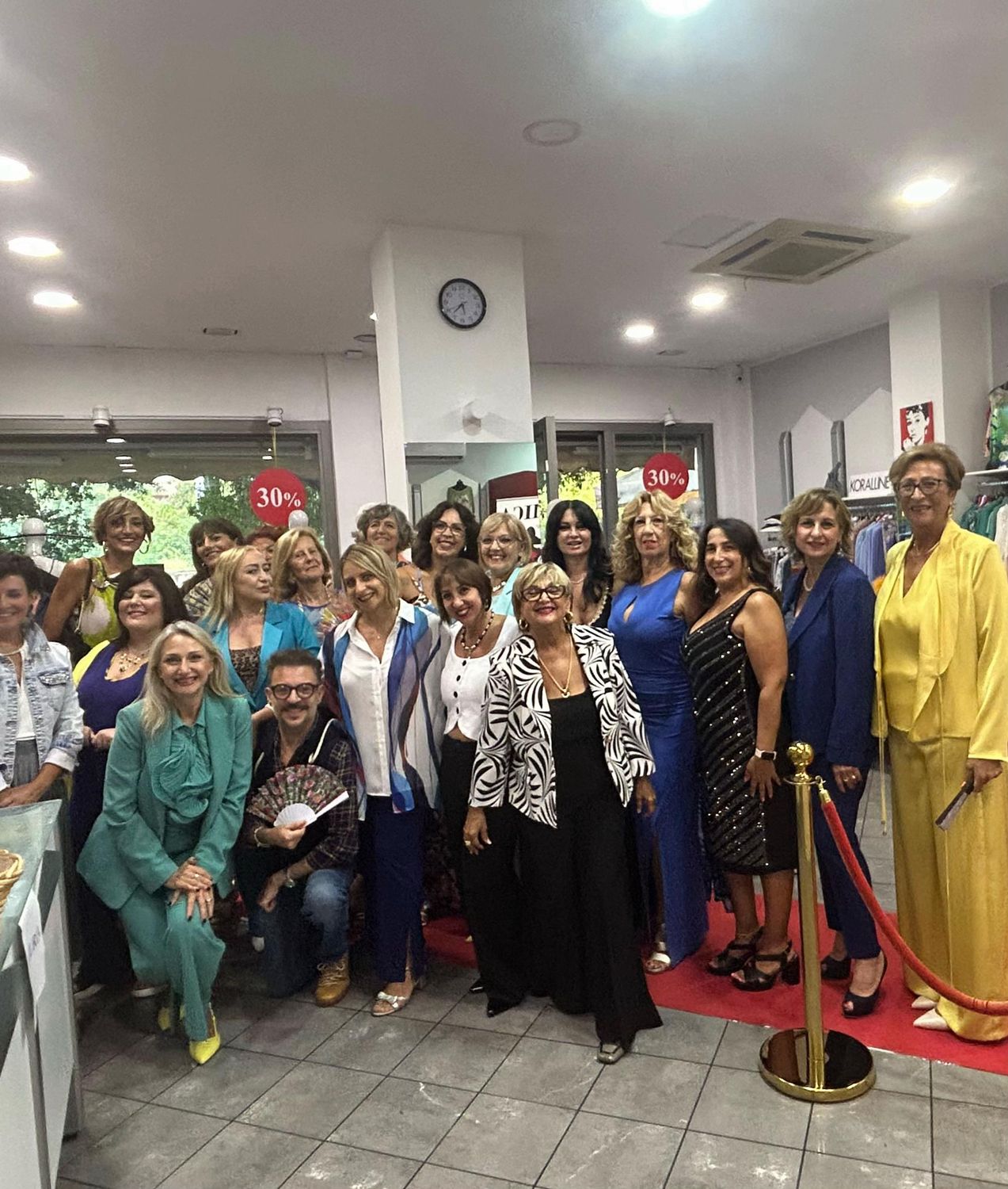Le clienti di Amica Boutique tutte insieme in negozio, dopo la sfilata